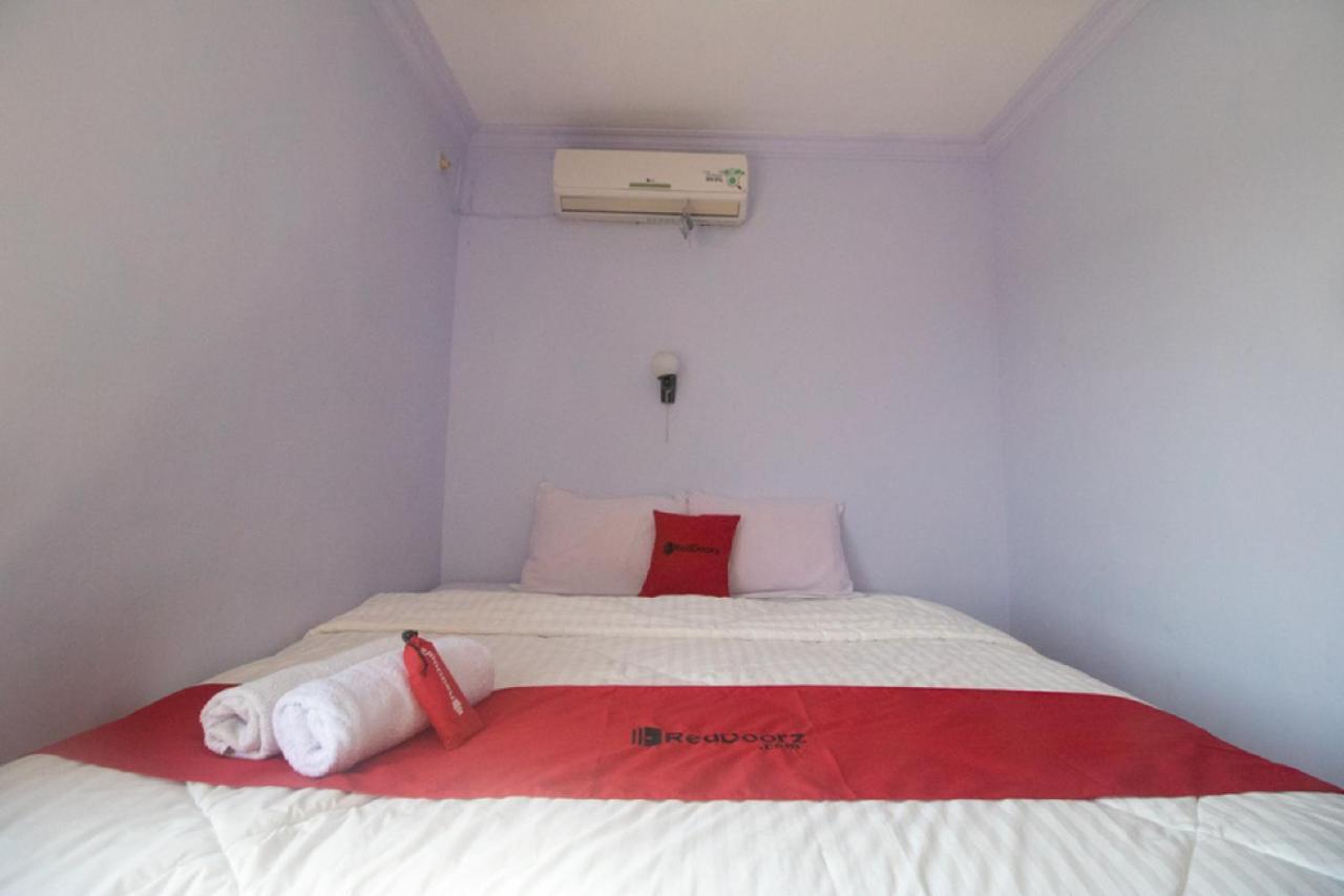 RedDoorz near Pantai Boom Hotel Banyuwangi  Exterior foto